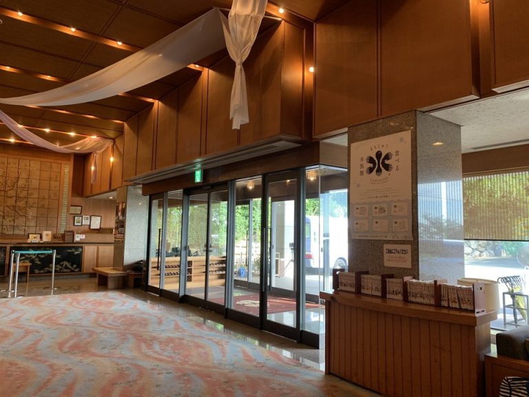 正面玄関の内側