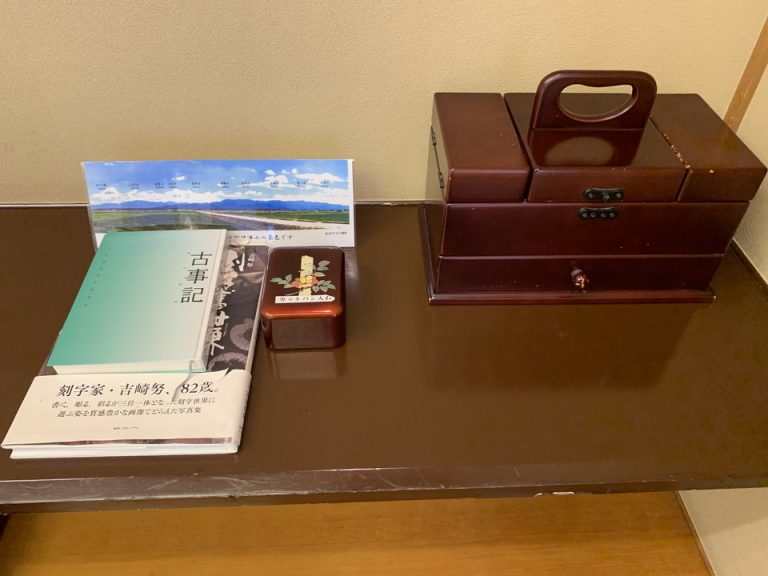 裁縫箱と古事記などの書籍です