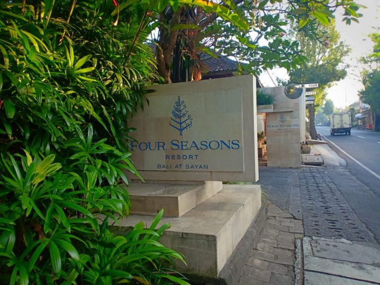 エントランス(道の入り口にあるサイン)