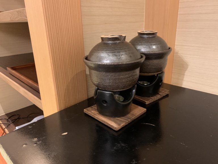 食事の途中、部屋でご飯を土鍋で炊き始めます