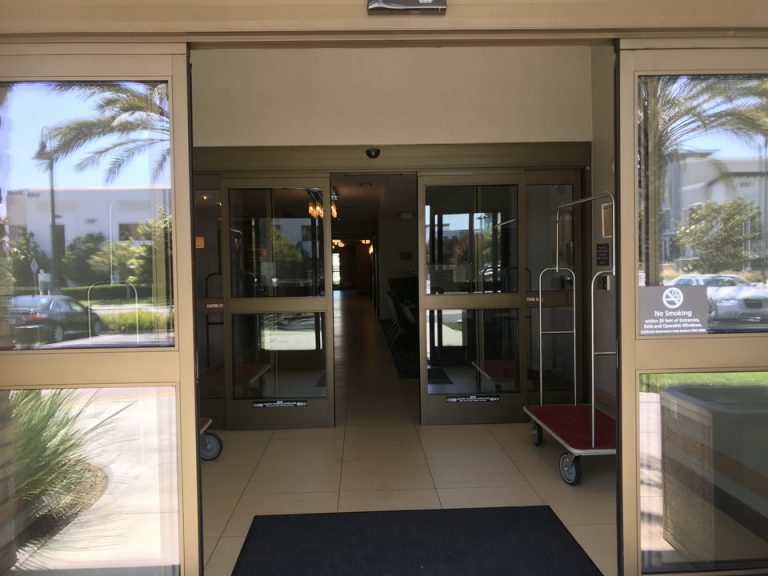 エントランスは2枚扉になっていました。