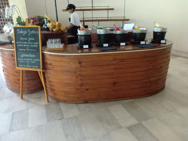 朝食(入り口、階段を下りてきたところ)