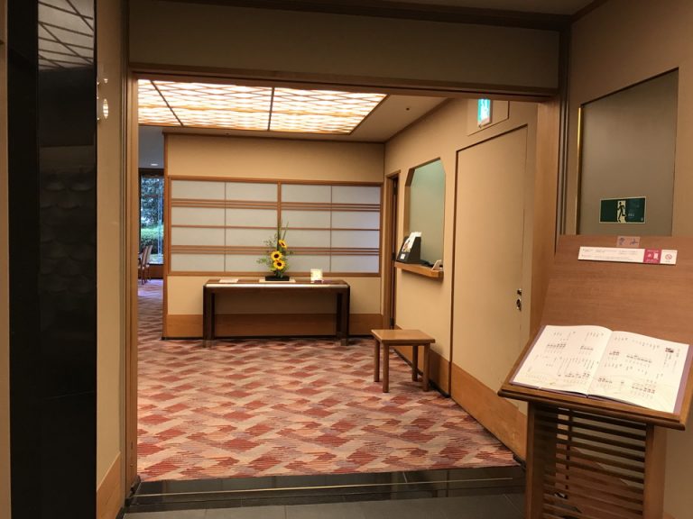 和食レストラン。入り口前にメニューあり