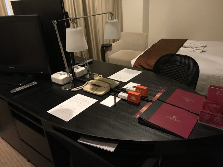 テーブル。ガラス張りなので、手前のベッドが写っている