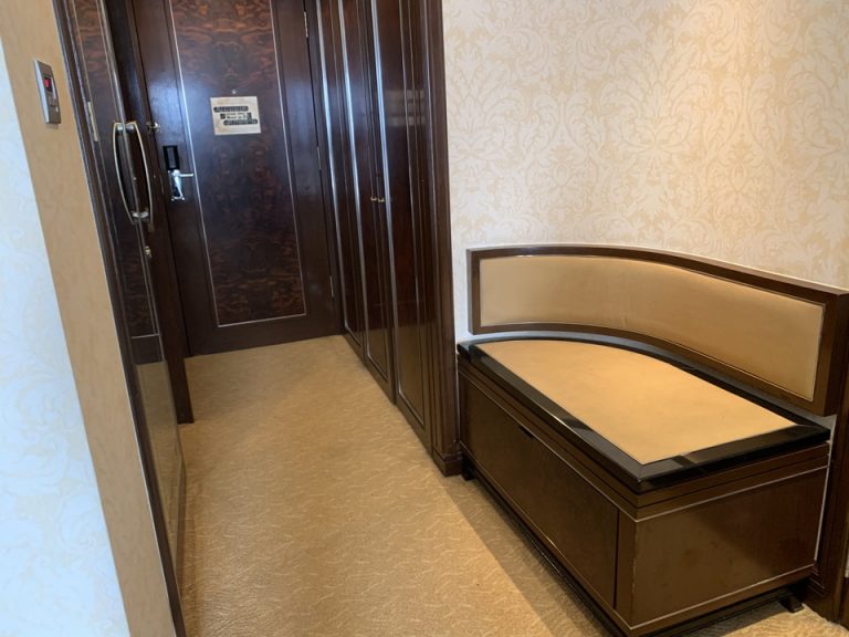 荷物置き場_扉