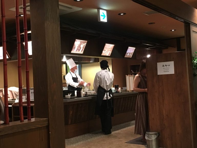 夜鳴きそばをつくってくれるカウンター