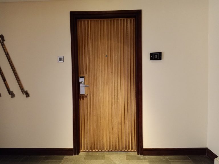 客室扉(廊下から)