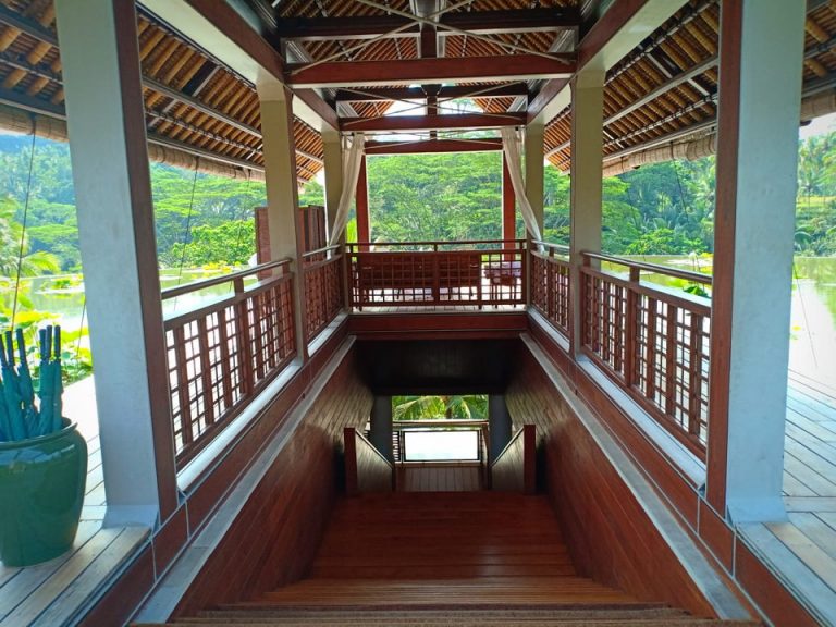 ロビーへ降りる階段