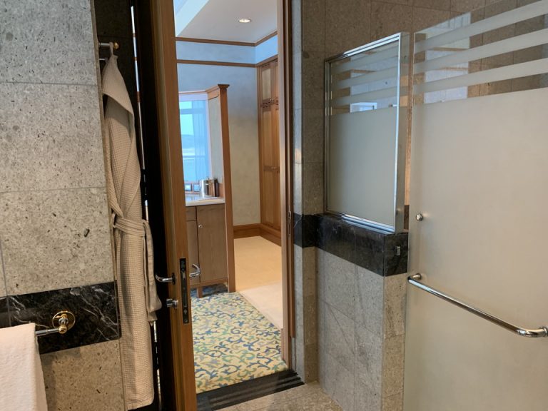 バスルーム内から入口