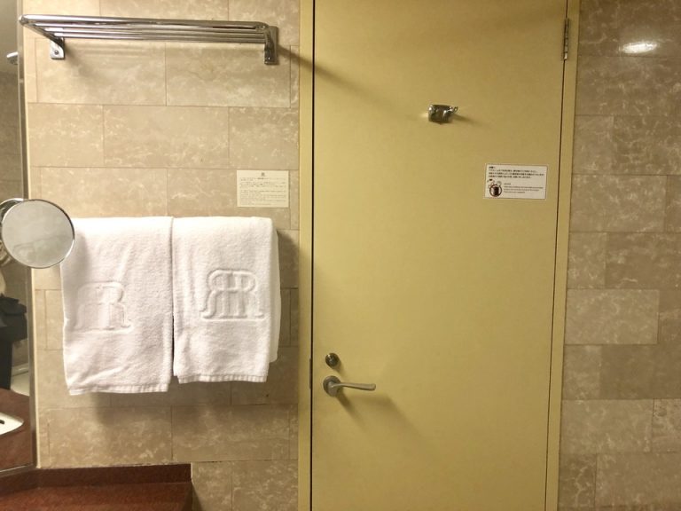 バスルーム内から入口