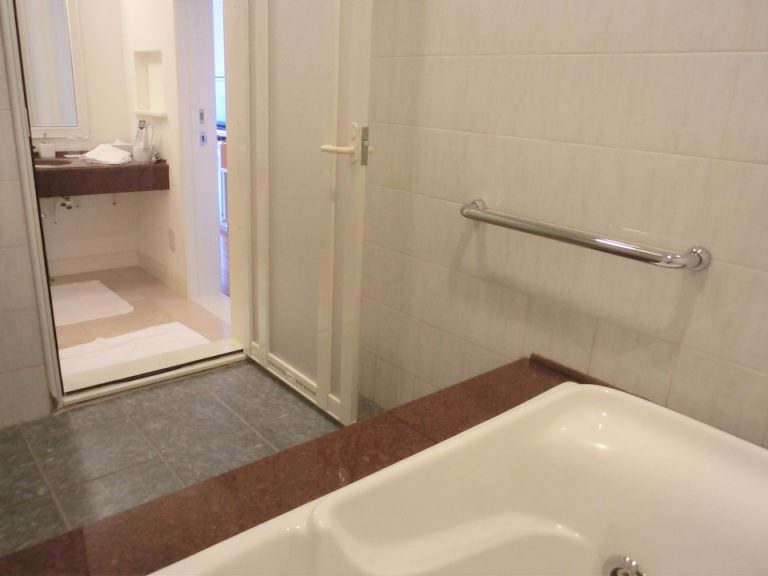 バスルーム内から入口