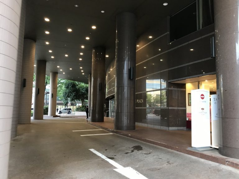 ホテル入り口の車寄せ