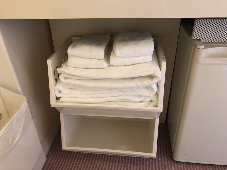 洗面台の下にタオル 右隣に冷蔵庫