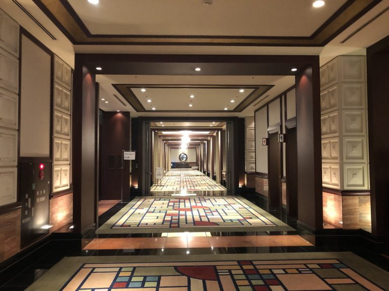 ロビーから見た内観