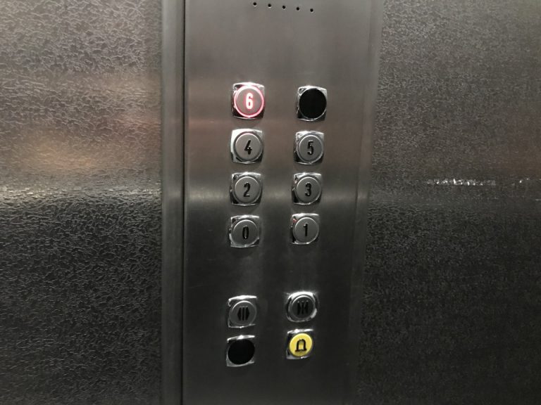 エレベーターのボタン