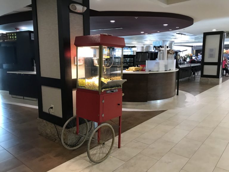 夜にはポップコーンステーションもありました