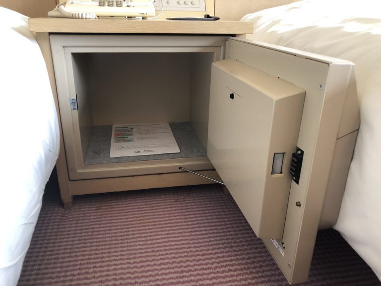 セーフティーボックス(開けた状態)(3)