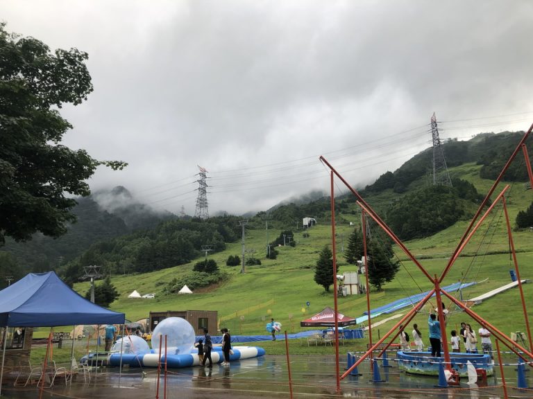 ゲレンデにあるレジャープールと遊具(1)