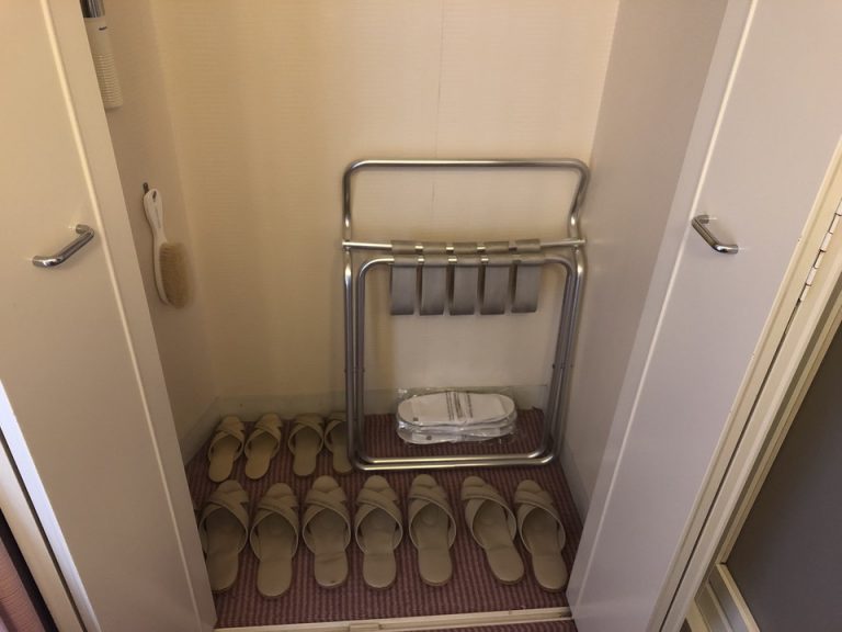 クローゼット外観(開けた状態)(2)