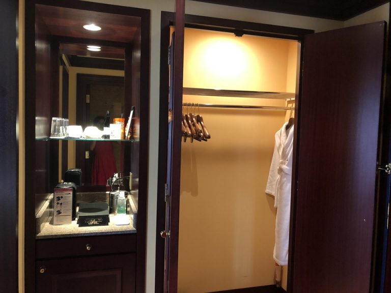 ミニバー・カフェコーナー 隣はウォークインクローゼット