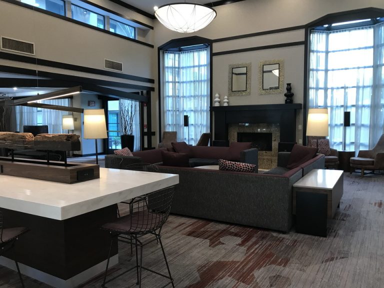 様々なタイプの椅子机があるロビー