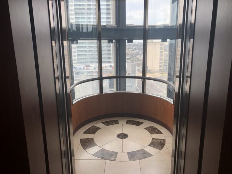 エレベーター内