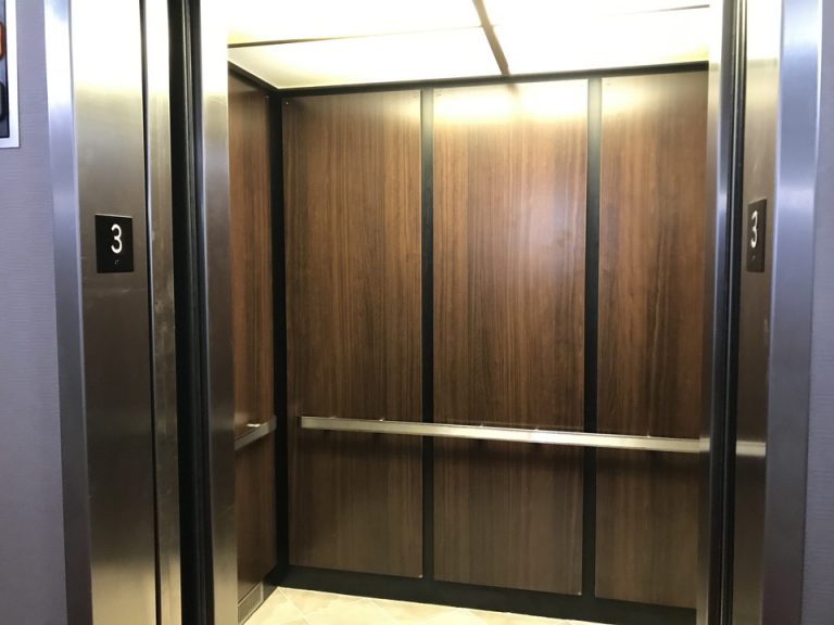 エレベーター内