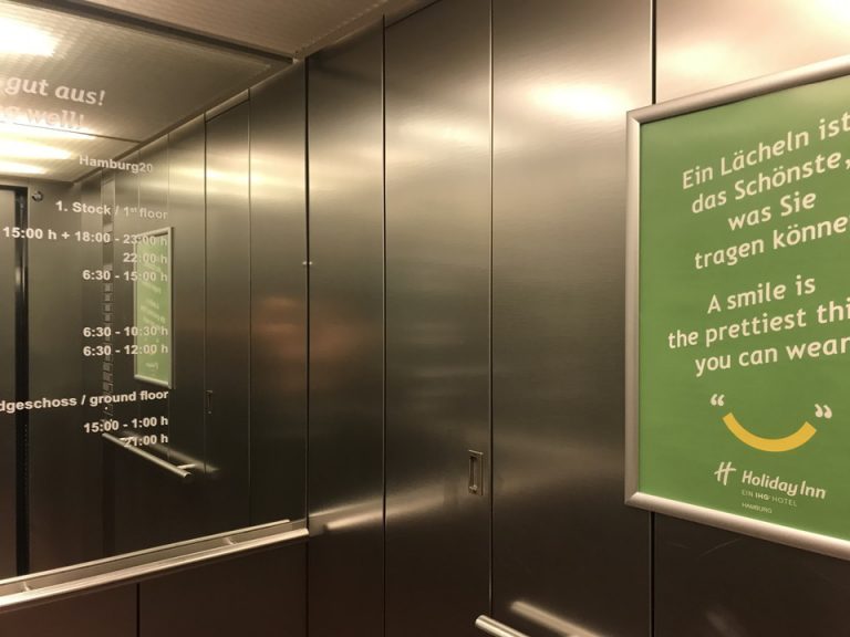 エレベーター内