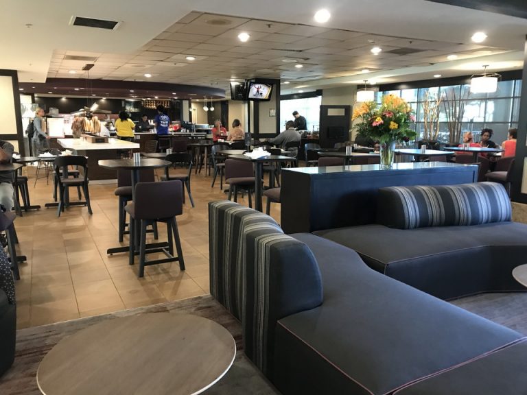 朝のビストロは大盛況。