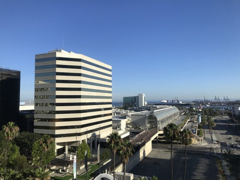 日中の部屋からの景色奥にビーチ見えているのがコンベンションセンターとても便利