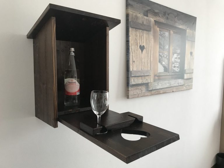 壁に取り付けられているドリンクホルダー