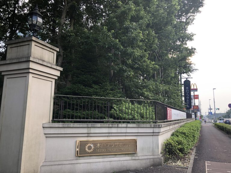 ホテル外観 入り口 門