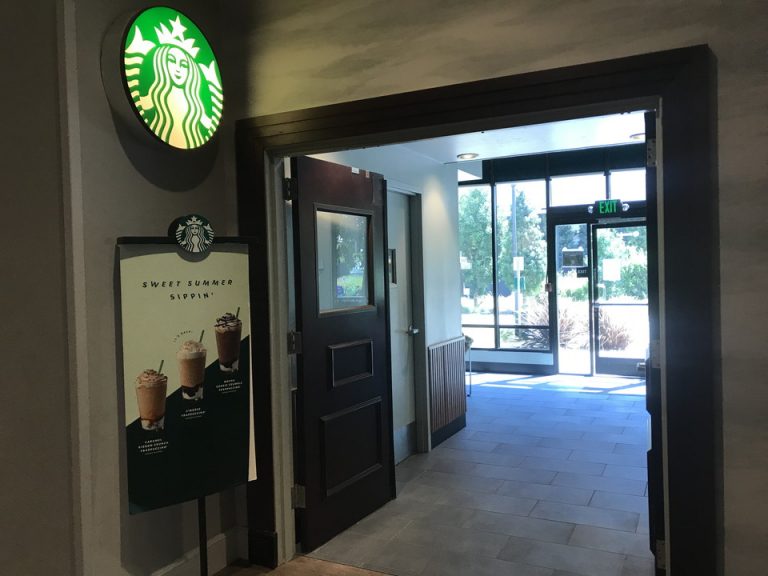 スターバックスもホテル内にありました。