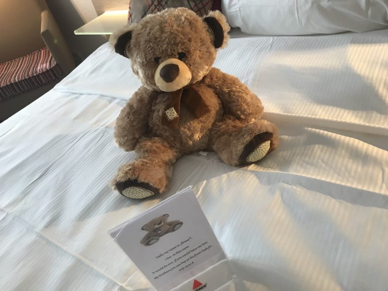 ベッドでクマがお出迎え