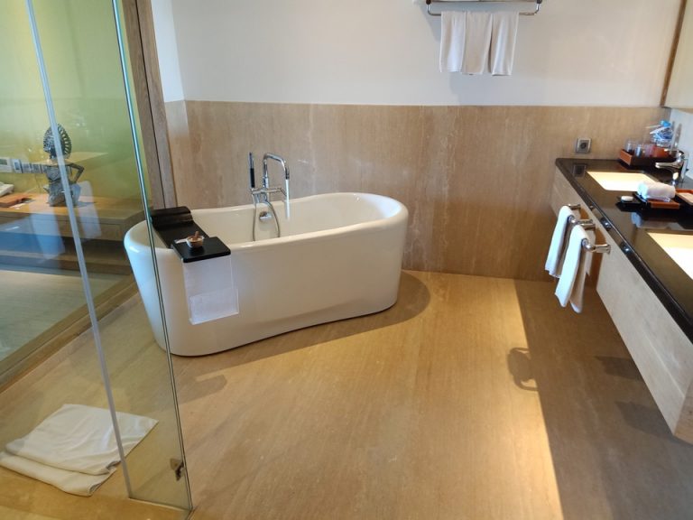 バスルーム(入り口から)