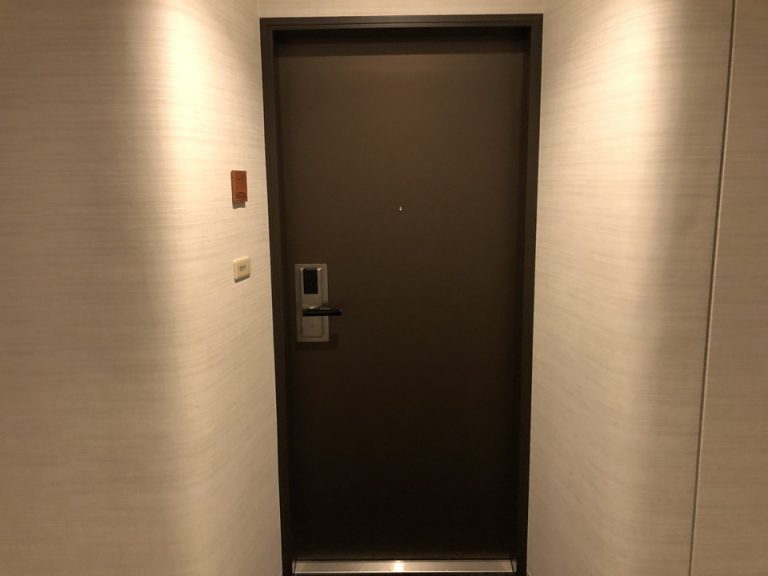 廊下から扉