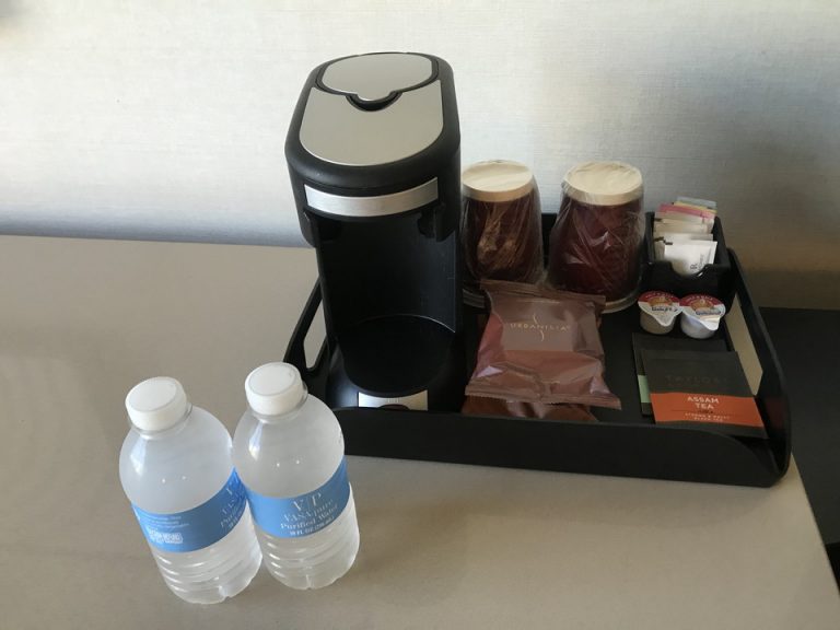 アッサムティーコーヒーなど毎日補充されれていました。お水はチェックイン時に頂いたもの