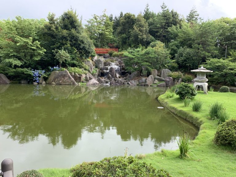 大庭園の池です