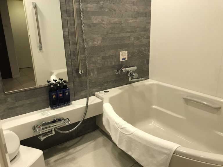 バスルーム入口から全景