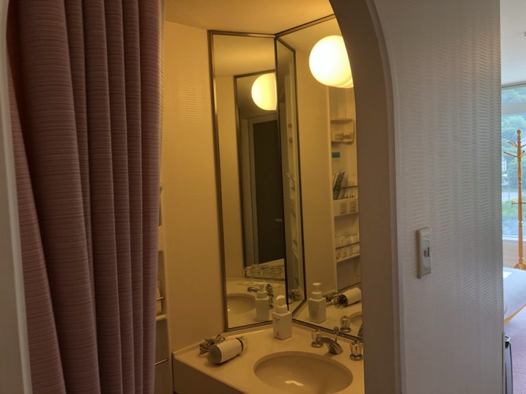 バスルーム入口から全景