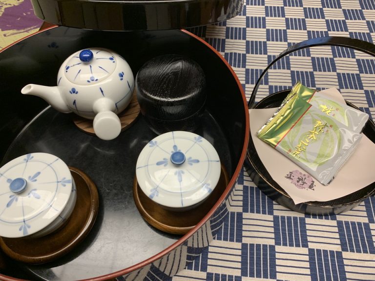 お茶、コップと茶菓子