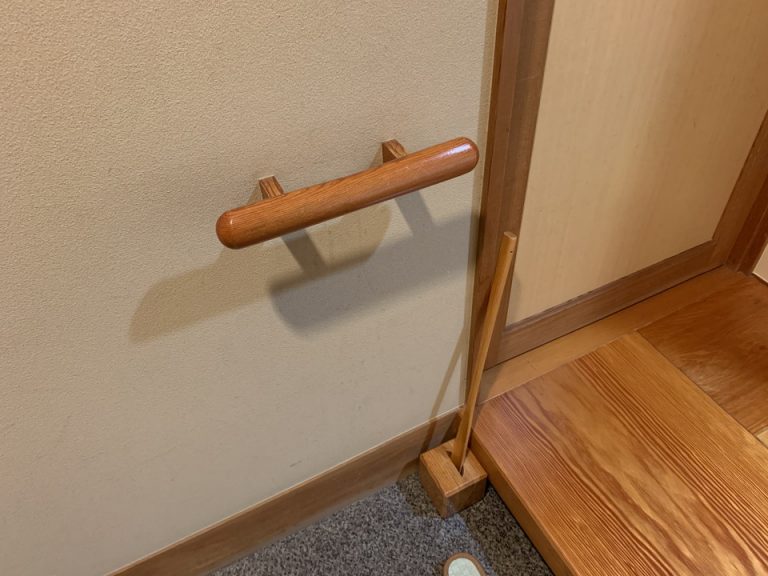 客室入口の手すりです