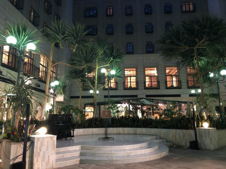 中庭から各レストランに行けます。中庭のピアノ。ここでコンサートなどイベントが定期的に開催されています。