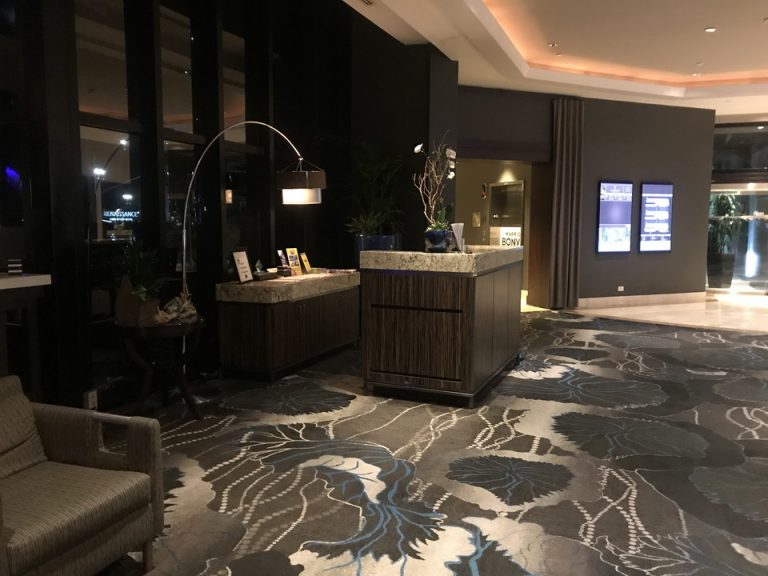 奥から入り口 エレベーターホール コンシアージュデスク