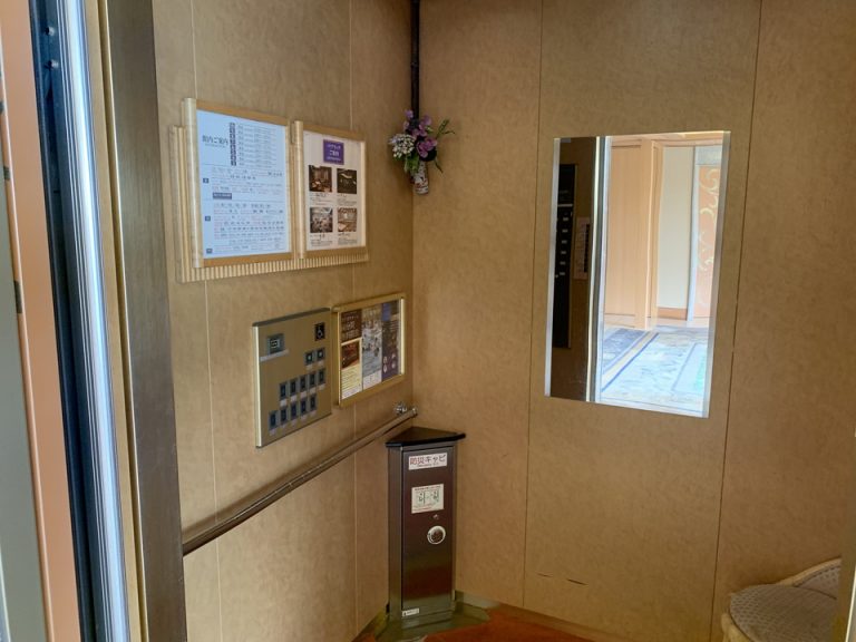 エレベーター内観(2)