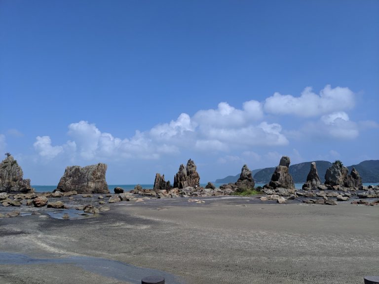 空海が一晩で作り上げた伝説が残る橋杭岩