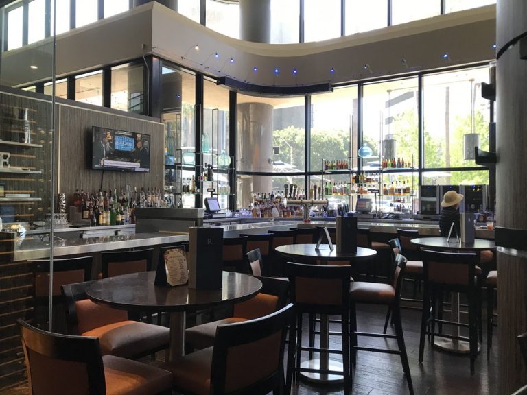 1階バーレストランは高さのある天井でいい日差しがはいってきていました。