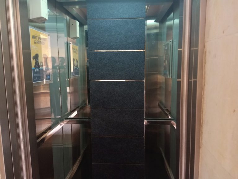 エレベーター内部