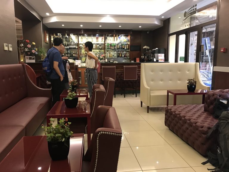 フロント前のバー