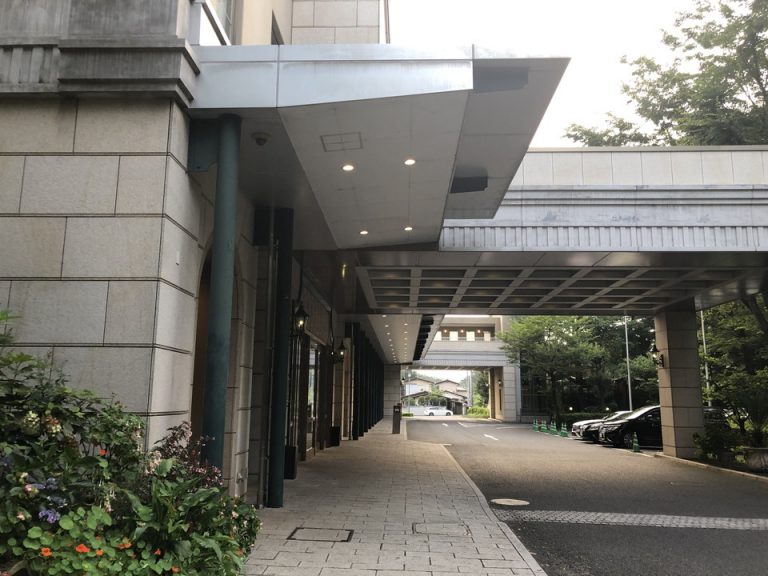 ホテル外観 エントランス 横から撮影